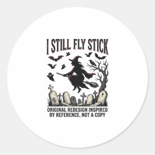 Sticker Rond Chemise de sorcière conduisant avec un jeu de mots