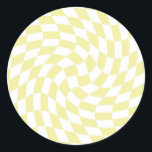 Sticker Rond Chèques déroutés en sable jaune rétro À damiers<br><div class="desc">Parfait coussin design dépoli à damiers aux couleurs pastel,  plein de grandes vibes. Motif moderne de vérificateurs déformés. Ce joli design rétro psychédélique vous emmène au pays des merveilles. Chèques déformés aux couleurs pastel. Twirl et les contrôles tourbillonnants,  à damiers motif</div>