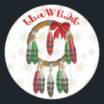 Sticker Rond Cherokee Christmas Dream Catcher<br><div class="desc">Un design américain parfait pour la saison de Noël. Sûr d'être un succès avec tous ceux qui aiment attraper des rêves. "Joyeux Noël" est en lettres cherokee. (Il est prononcé à peu près Dah-NEE-stah-YO-hee-hein.)</div>