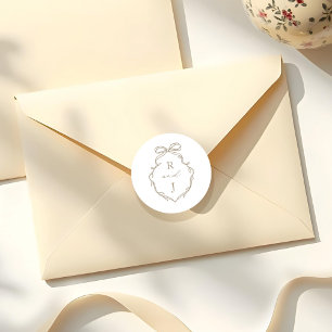 Sticker Rond Chic Beige Main Tirée Bow & Ribbon Monogram Crest
