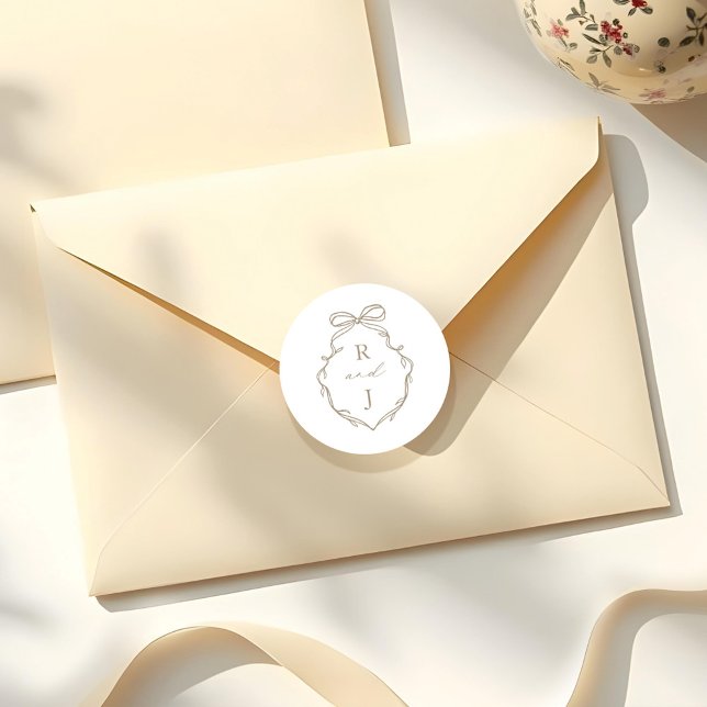 Sticker Rond Chic Beige Main Tirée Bow & Ribbon Monogram Crest (Chic Beige Hand Drawn Bow & Ribbon Monogram Crest Classic Round Sticker)