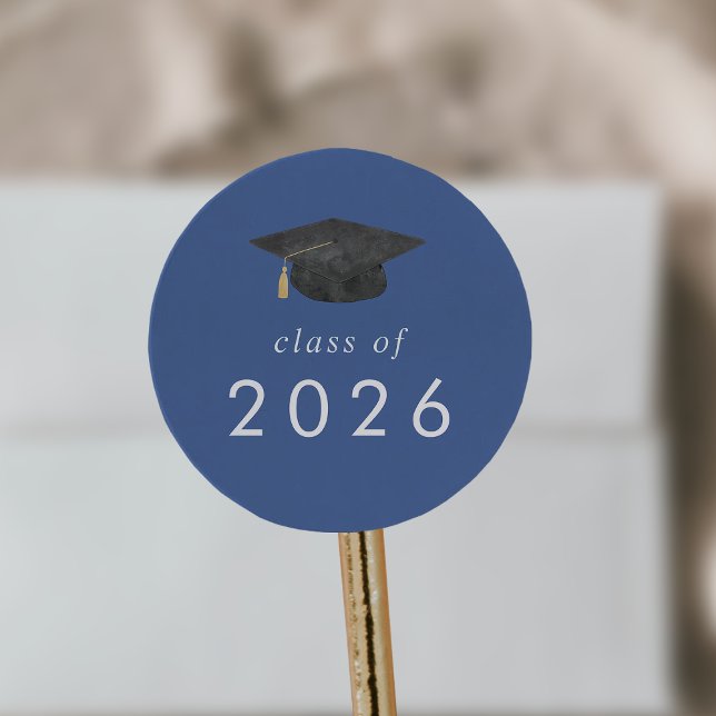 Sticker Rond Chic Blue Grad Casquette Classe de 2025 Graduation (Chic Blue Grad Cap Class of 2026 Graduation Classic Round Sticker)