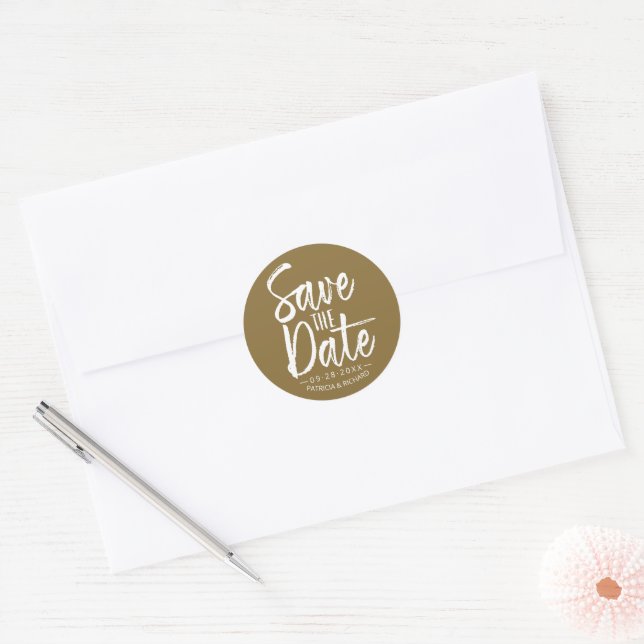 Sticker Rond Chic Brush Script Wedding Enregistrer La Date (Enveloppe)