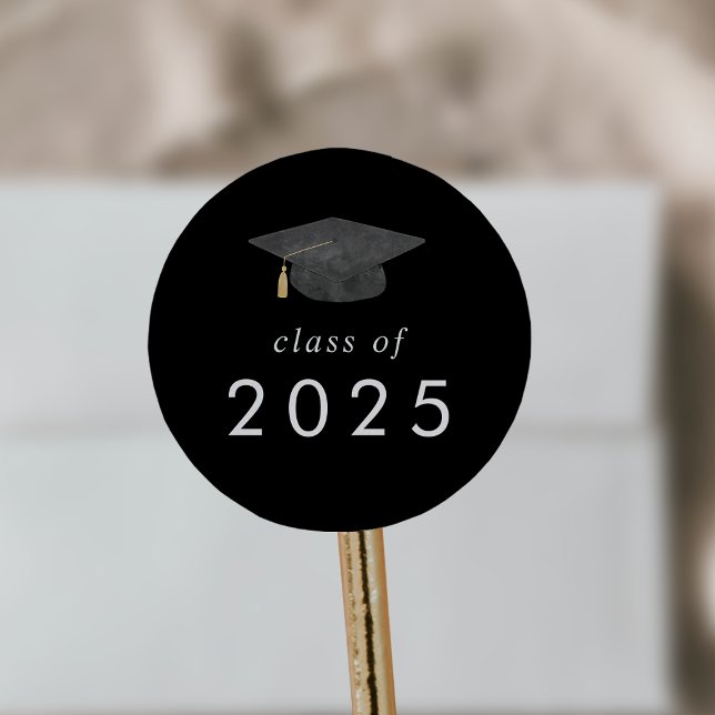 Sticker Rond Chic Dark Black Grad Classe Casquette de 2025 Grad (Chic Dark Black Grad Cap Class of 2025 Graduation Classic Round Sticker)