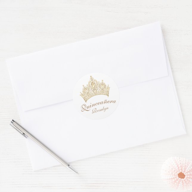 Sticker Rond Chic Elegant Quinceañera Gold Crown Script (Enveloppe)