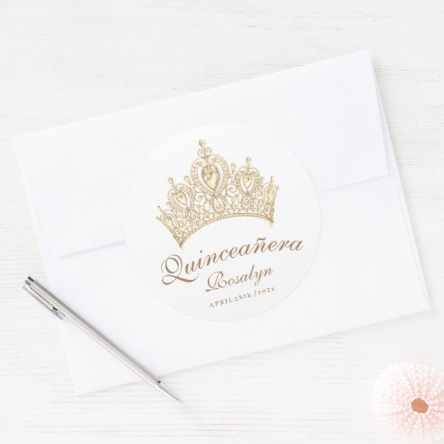Sticker Rond Chic Elegant Quinceañera Gold Crown Script (Enveloppe)
