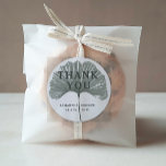 Sticker Rond Chic Merci Sage Green Ginkgo Wedding Favor<br><div class="desc">Moderne et simple est ce design unique en son genre. C'est très agréable de dire merci à vos invités,  alors faites-le en style avec le magnifique modèle botanique vert sauge. Tout ce que vous avez à faire est de changer le texte en vos propres détails.</div>