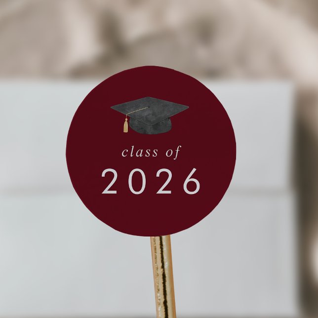 Sticker Rond Chic Red Grad Casquette Classe de 2025 Graduation (Chic Red Grad Cap Class of 2026 Graduation Classic Round Sticker)