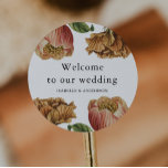 Sticker Rond Chic Rustic Floral Mariage Bienvenue<br><div class="desc">L'autocollant chic à mariage floral rustique de bienvenue présente de jolies fleurs vintages avec vos noms personnalisés. Magasinez cette belle collection de mariages pour coordonner les invitations de mariage et les accessoires d'expédition.</div>