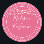 Sticker Rond Chic Rustic Lights Mariage rose Adresse de retour<br><div class="desc">Mariage moderne et chic, le nom de l'adresse de retour avec vos noms en blanc élégant script manuscrit sur un arrière - plan rose chaud avec une touche élégante de lampes à cordes rustiques de fées. Ajoutez simplement vos noms et votre adresse. Conçu exclusivement pour vous par Happy Dolphin Studio....</div>