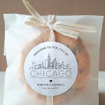 Sticker Rond Chicago Skyline | Message de bienvenue du Mariage<br><div class="desc">Améliorez vos forfaits d'accueil mariages ou vos faveurs événementielles avec un ensemble personnalisé d'autocollants d'accueil ! Ces autocollants élégants et minimes sont conçus pour un mariage qui se déroule dans la belle ville de Chicago, Illinois. Elles disposent d'une ligne d'horizon moderne et décorée du nom de la ville intégrée en...</div>