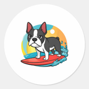 Sticker Rond Chien Boston Terrier aventureux faisant du surf dr
