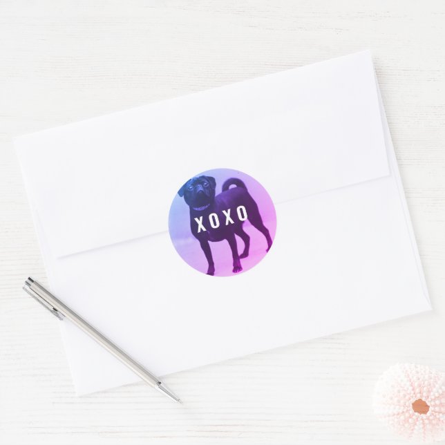 Sticker Rond Chien Carlin XOXO Saint-Valentin (Enveloppe)