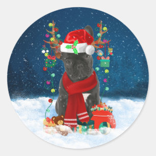 Sticker Rond Chien de taureau français en neige avec cadeaux de