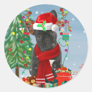 Sticker Rond Chien de taureau français en neige avec cadeaux de