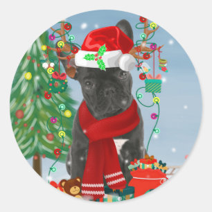Sticker Rond Chien de taureau français en neige avec cadeaux de