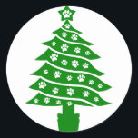 Sticker Rond Chien Empreinte de patte Green Christmas Tree<br><div class="desc">Dessin mignon d'un arbre de Noël décoré d'empreintes de pattes de chiens. Autocollants personnalisés pour les vacances. Idée cadeau pour les amoureux de les chiens.</div>