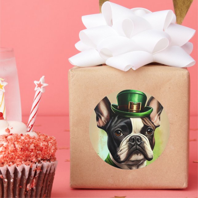 Sticker Rond Chien-taureau français en tenue de la Saint Patric (Fête)