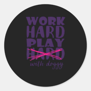 Sticker Rond Chien - Travaille dur. Jouer si dur avec Doggy Ess