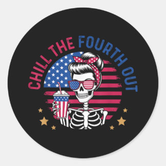 Sticker Rond Chill The Fourth Out Funny Skeleton 4 juillet Pa