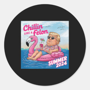 Sticker Rond Chillin comme un Felon drôle Trump été 2024 Premi