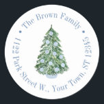 Sticker Rond Chinoiserie Blue White Christmas Adresse de retour<br><div class="desc">Ce sticker flexible est doté d'un sapin de Noël orné de jarres de gingembre bleu et blanc, avec une bordure circulaire en texte. Montré ici pour une étiquette d'adresse de retour, mais tous les champs de texte sont flexibles à vos besoins par exemple pourrait être un autocollant de remerciement vous...</div>