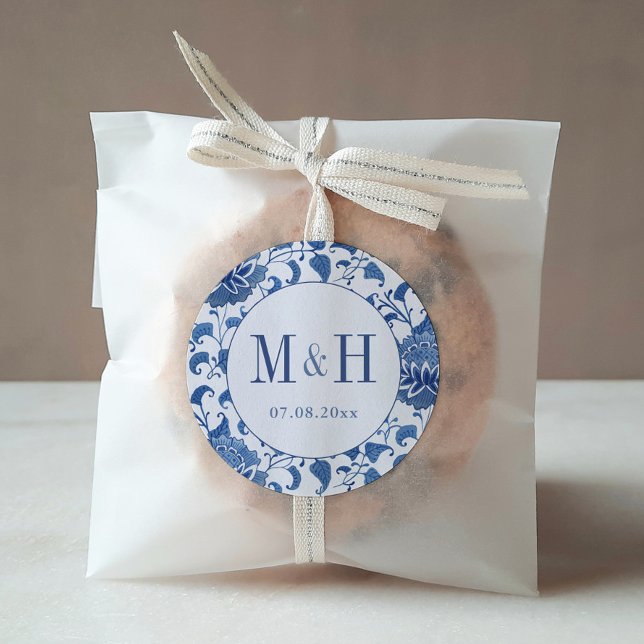 Sticker Rond Chinoiserie classique Monogramme mariage Faveur (Elegant hand painted blue and white chinoiserie print background monogram wedding favor stickers)