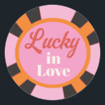 Sticker Rond Chip de Poker Mod Las Vegas<br><div class="desc">Colorful Mod Las Vegas Gambling Poker Chip. Main dessinée dans les couleurs orange rose crème et noir. Parfait pour un Mariage ou une fête à Las Vegas ! Illustration tirée à la main par McBooboos. Tout libellé peut être modifié pour répondre à vos besoins. Vous devrez changer chaque numéro pour...</div>
