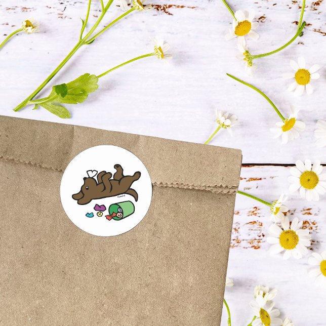 Sticker Rond Chocolat Mischievous Labrador Oeil latéral (Funny Side Eye Chocolate Labrador Cartoon Sticker for Labrador Owners.  Created by Naomi Ochiai.)