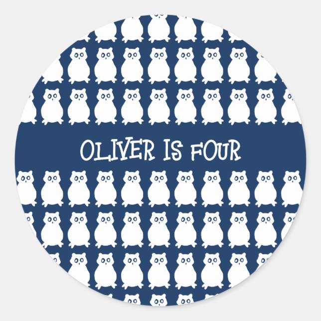 Sticker Rond Chouette de fête d'anniversaire de quatre ans (Devant)