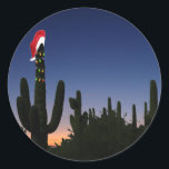 Sticker Rond Christmas Cactus<br><div class="desc">Saguaro cactus est tout habillé et prêt à vous aider à célébrer les fêtes !</div>