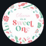 Sticker Rond Christmas Candy Sweet Un premier anniversaire<br><div class="desc">Doux ! Bonbons de Noël Un autocollant de fête de premier anniversaire avec des sucres de canne,  des haricots de gelée et d'autres bonbons.</div>