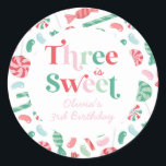 Sticker Rond Christmas Candy Three is Sweet 3e anniversaire<br><div class="desc">Il y a trois douceurs ! Candy de Noël 3e anniversaire autocollants avec sucres de canne,  fèves de gelée et autres bonbons.</div>