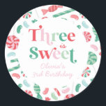 Sticker Rond Christmas Candy Three is Sweet 3e anniversaire<br><div class="desc">Il y a trois douceurs ! Candy de Noël 3e anniversaire autocollants avec sucres de canne,  fèves de gelée et autres bonbons.</div>