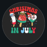Sticker Rond Christmas in July Watermelon Ice Pops Xmas Santa H<br><div class="desc">Fête de famille extraordinaire de Noël. Le 4 Juillet célébrant Baby. Noël à la plage ou à la piscine de lac camping. relaxez-vous pour la revue de mi-année de santa claus. cadeaux sous le mistletoe, Noël en été, Beach Party, Croisière Noël en juillet. Awesome tee de Noël ou X-mas présent...</div>