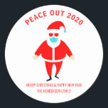 Sticker Rond Christmas Peace Out 2020 Père Noël Face Mask Votre<br><div class="desc">Un autocollant de Noël amusant pour vos cartes de fin de année ou un emballage cadeau pour célébrer la fin d'une année de vidéo avec un rétro cool branché Père Noël portant un masque facial. En haut, vous pouvez personnaliser le texte "Peace Out 2020" et en bas vous pouvez customiser...</div>