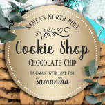 Sticker Rond Christmas Père Noël Cookie Shop Personnalisé Nom d<br><div class="desc">Père Noël North pole cookie shop avec nom d'enfant personnalisé. Des autocollants amusants à ajouter aux cadeaux pour enfants! Sana a fait cuire ce cookie uniquement pour le nom d'enfant ou de famille personnalisé. Un complément amusant aux cadeaux de biscuits de vacances.</div>