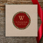 Sticker Rond Christmas Quatrefoil Red Green Gold Adresse<br><div class="desc">Cet élégant autocollant d'adresse de retour comporte un cercle rouge bordeaux sur un arrière - plan motif de quatrefoil en bordeaux,  vert et or. Personnalisez le design avec votre nom de famille et votre nom de famille monogramme en police serif or,  avec votre adresse ci-dessous en sans serif.</div>
