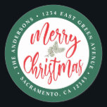 Sticker Rond Christmas Red & Green Return Adresse<br><div class="desc">Ajoutez un détail de vacances coloré à vos cartes de fin de année, invitations de fêtes et autres correspondances pendant la saison de Noël avec ce sceau d'enveloppe d'adresse de retour ronde festive. Design dispose de script de calligraphie Joyeux Noël et votre adresse de retour sur un arrière - plan...</div>