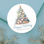 Sticker Rond Christmas Tree Beach Joyeuses vacances<br><div class="desc">Happy Holidays Beach Christmas Tree Classic Round Sticker. Étalez un peu de joie de vacances sur la plage avec cet autocollant rond unique avec un arbre de Noël fait de coquillages et d'étoiles de mer. L'arbre, surmonté d'une étoile de mer, est conçu dans des teintes vertes et bleues apaisantes, rappelant...</div>