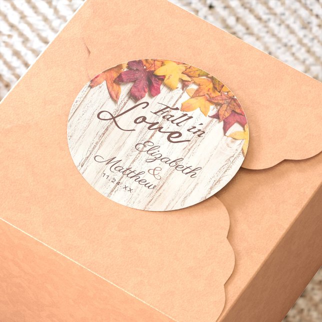 Sticker Rond Chute en amour Feuilles d'automne Rustique Mariage (Fall in Love Wedding sticker is perfect for an autumn wedding with the changing of the leaves.)