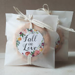 Sticker Rond Chute en amour Rustique Bourgogne Blush Floral Mar<br><div class="desc">L'autocollant de mariage présente le texte du script "Fall in Love" encadré par une couronne de beaux roses,  dahlias,  fleurs de pivoine et verdure,  dans une magnifique palette automnale de rouge bordeaux,  jaune doré,  orange pêche,  rose roux et tons verts.</div>