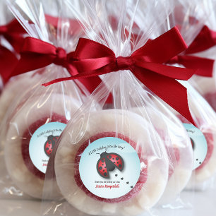 Sticker Rond Ciel bleu et rouge La petite coccinelle est en rou