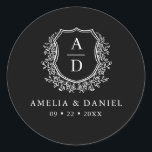 Sticker Rond Cimier noir blanc moderne Monogramme Mariage<br><div class="desc">Ajoutez une touche intemporelle et élégante à votre mariage avec l'autocollant rond Monogram Mariage Classic Black White Crest. Doté d'un arrière - plan noir élégant, d'un design raffiné de crête blanche et d'un monogramme personnalisé, cet autocollant est parfait pour améliorer vos invitations de mariage, faveurs ou papeterie. Son design minimaliste...</div>