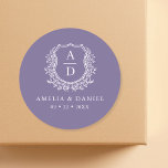 Sticker Rond Cimier pourpre Floral Moderne Monogramme Mariage<br><div class="desc">Élevez vos détails mariages avec notre chevalet rond à monogramme moderne violet Crest Mariage classique. Doté d'un design de crête florale élégant dans des tons violets riches et d'un monogramme propre et moderne, cet autocollant polyvalent ajoute une touche sophistiquée aux invitations, faveurs ou cartes de remerciements. L'élégant mélange d'éléments botaniques...</div>