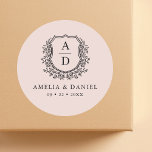 Sticker Rond Cimier rose vif Mariage moderne Monogramme<br><div class="desc">Ajoutez une touche douce et élégante à votre mariage avec l'autocollant rond Mariage Monogramme moderne Blush Pink Crest. Doté d'un arrière - plan rose pâle, d'un design délicat et d'un monogramme personnalisé, cet autocollant est parfait pour rehausser vos invitations de mariage, vos faveurs ou votre décor. Son style romantique et...</div>