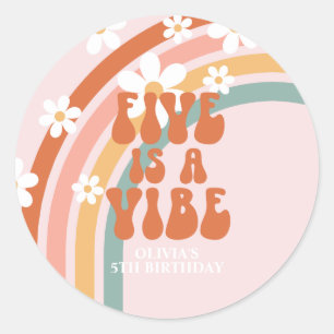 Sticker Rond Cinq est une ambiance arc-en-ciel rétro pour un 5è