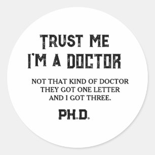 Sticker Rond Citation Drôle de Diplômé de Doctorat Pas Ce Genre