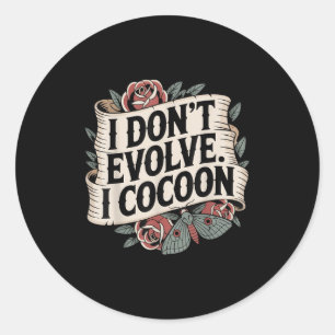 Sticker Rond Citation gothique amusante Je n’évolue pas I Cocoo