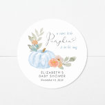 Sticker Rond Citrouille Aquarelle bébé garçon douche<br><div class="desc">Un autocollant mignon et joli pour vos invitations à la douche pour bébé garçon, les faveurs de fête et les cartes de remerciement avec "A Sweet Little Citrouille is On His Way" écrit dans un mélange de typographie bleue moderne et script élégant avec un coeur gonflé, et un bouquet d'aquarelle...</div>